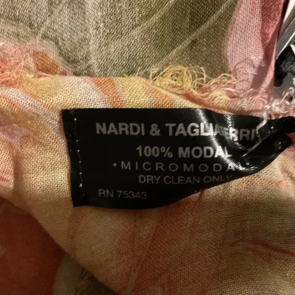 Beautiful Italian Scarf/Shawl NWT - Picture 6 of 6